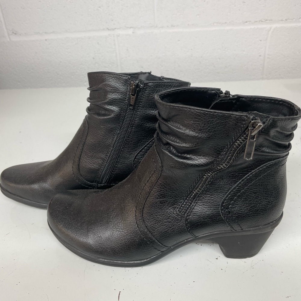 Like new Earth booties